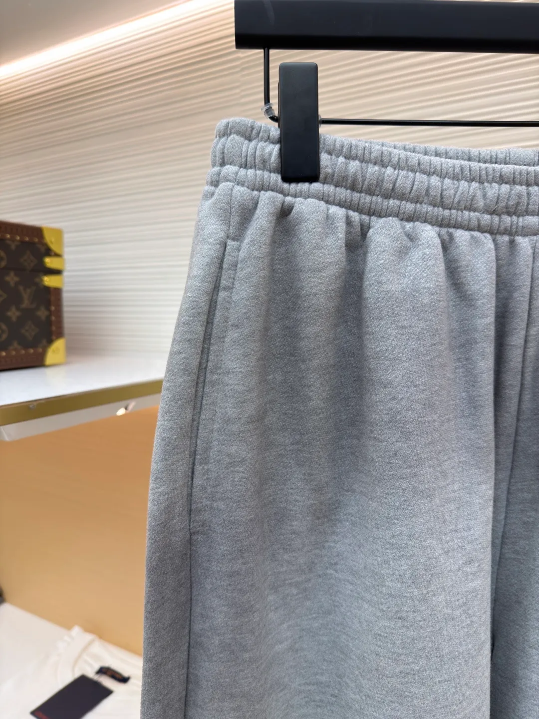 Acne Studios printed logo sweatpants ●Item number: 1682181-A90 ●Material: Floral soft velvet nylon fabric ●Technology: Imported machine foam printing production ●Color: Gray ●Version: Loose fit ●Weight: about 615 grams ●Size: It is embellished with the college-style seasonal logo pattern and outlines the personal logo with simple and tense lines. The hidden luxury beauty of the sweatpants is carved with Maliu craftsmanship. From rich to light, the color transition is natural and smooth, like the elegant style accumulated over time. The suit is present, interpreting the infinite possibilities of fashion from a unique perspective. Imported machine white foam printing uses imported professional printing equipment to apply a special white slurry to the surface of the textile in a specific pattern through precise mechanical control. The foaming agent is heated to decompose to generate gas. The slurry expands to form a three-dimensional white foam pattern. Gradient special slurry spraying process sprays dyes of different colors on the surface of the fabric to achieve rich color changes in the clothes under different lights, increasing the visual layering. The fabrics have been carefully washed, have a better hand feel and texture, are not easy to deform, are not easy to shrink, are not easy to fade, and maintain long-term beauty. The overall wiring is straight and delicate, the fabric is comfortable and soft, and the color is consistent without color difference. It can be matched with the same style to create a fashionable look and control various occasions. Customized accessories, complete with three standards, same style for men and women!